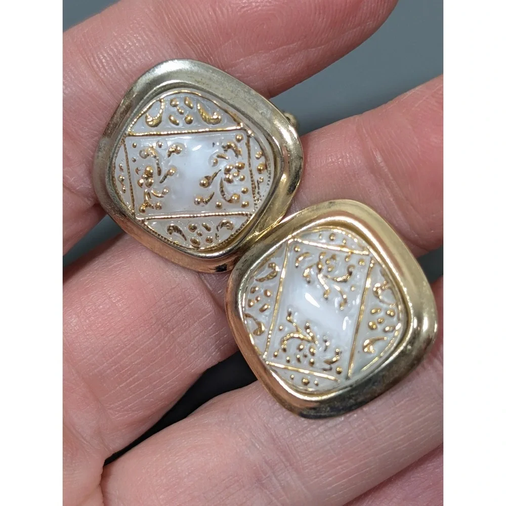 Vintage White Glass Ornate‎ Gold Tone Square Cufflinks